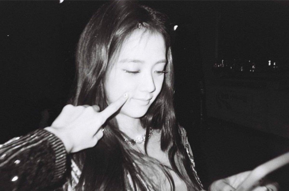 oliviab1tch_'s tweet photo. It all make sense now why lisa always film jisoo and takes her photos. She's always gonna be lisa's muse🥺🥺🥺 #LISOO https://t.co/YYv3HaKRBI