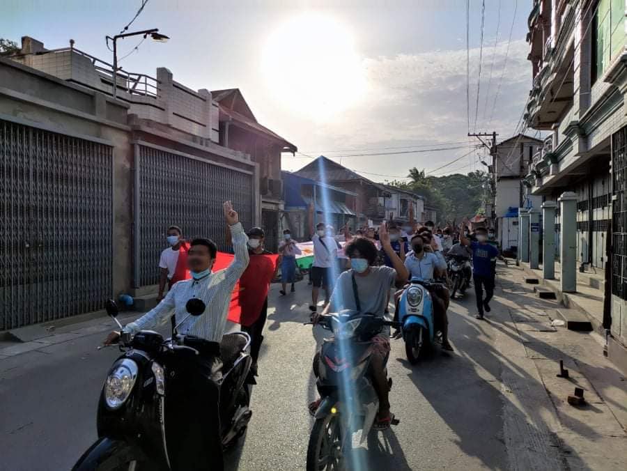 IrrawaddyNews's tweet photo. Students from Mandalay’s Aungmyaythazan Township took to the streets against the military regime on Saturday. (Photo: CJ) #WhatsHappeningInMyanmar https://t.co/VOp5gYcJOJ