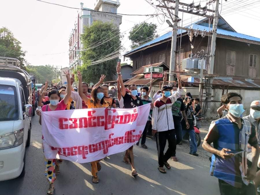 IrrawaddyNews's tweet photo. Students from Mandalay’s Aungmyaythazan Township took to the streets against the military regime on Saturday. (Photo: CJ) #WhatsHappeningInMyanmar https://t.co/VOp5gYcJOJ