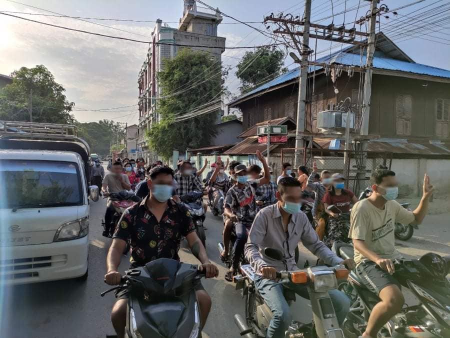 IrrawaddyNews's tweet photo. Students from Mandalay’s Aungmyaythazan Township took to the streets against the military regime on Saturday. (Photo: CJ) #WhatsHappeningInMyanmar https://t.co/VOp5gYcJOJ
