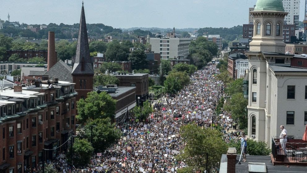 Veste kaj je na sliki? 40.000 ljudi, ki se jih je zbralo v Bostonu 19.8.2017 na protestu. Vsi vemo, da jih je vceraj na protestu bilo vsaj 25000% vec.abcnews.go.com/US/thousands-e…