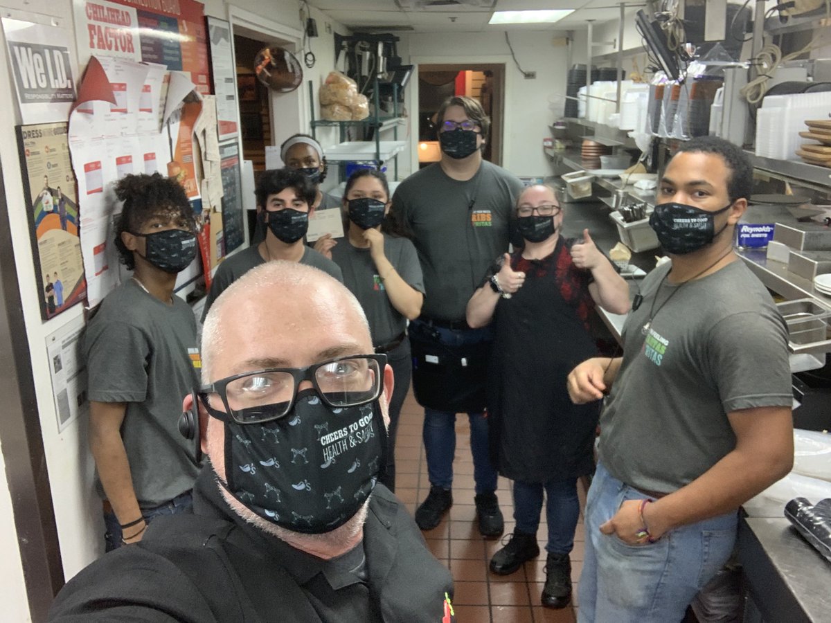 B0mbsh31L's tweet photo. Cheers to you #Team752🌶 !! These Rockstars crushed a busy Friday night with great Team Service - special shout-out to Cecilia at that host stand showing servers that #chilislove by helping buss tables 💪🏼 #runningthings #MoCityBringingtheHeat https://t.co/023CBrp15f