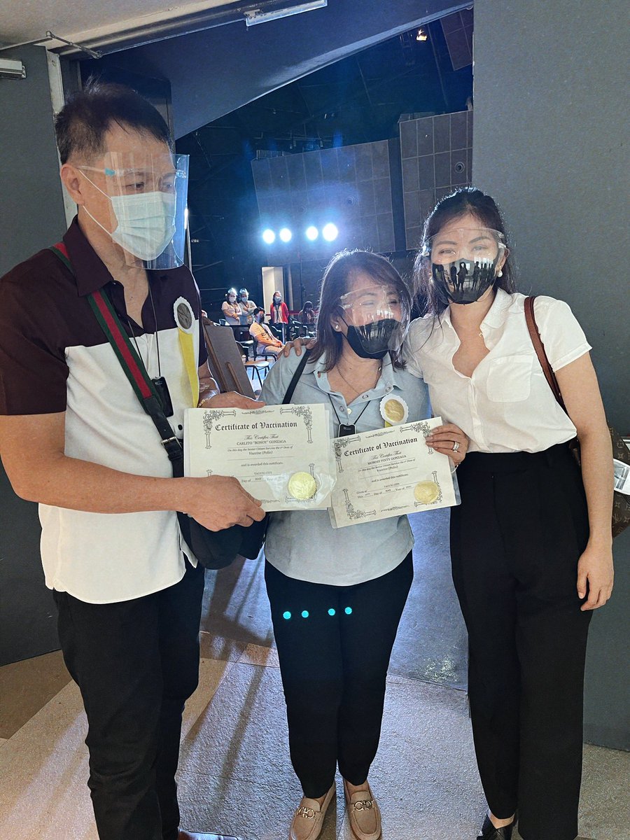 Mscathygonzaga's tweet photo. https://t.co/NHnMZ2d67p — Nagpavacvine na magulang ko at binigyan ko sila ng ribbon at certificate para they will feel good. Binigyan ko pa ng trophy mama ko kasi ang taas ng BP nya nung una pang first honor. 😂 https://t.co/I7ohoRxMr0