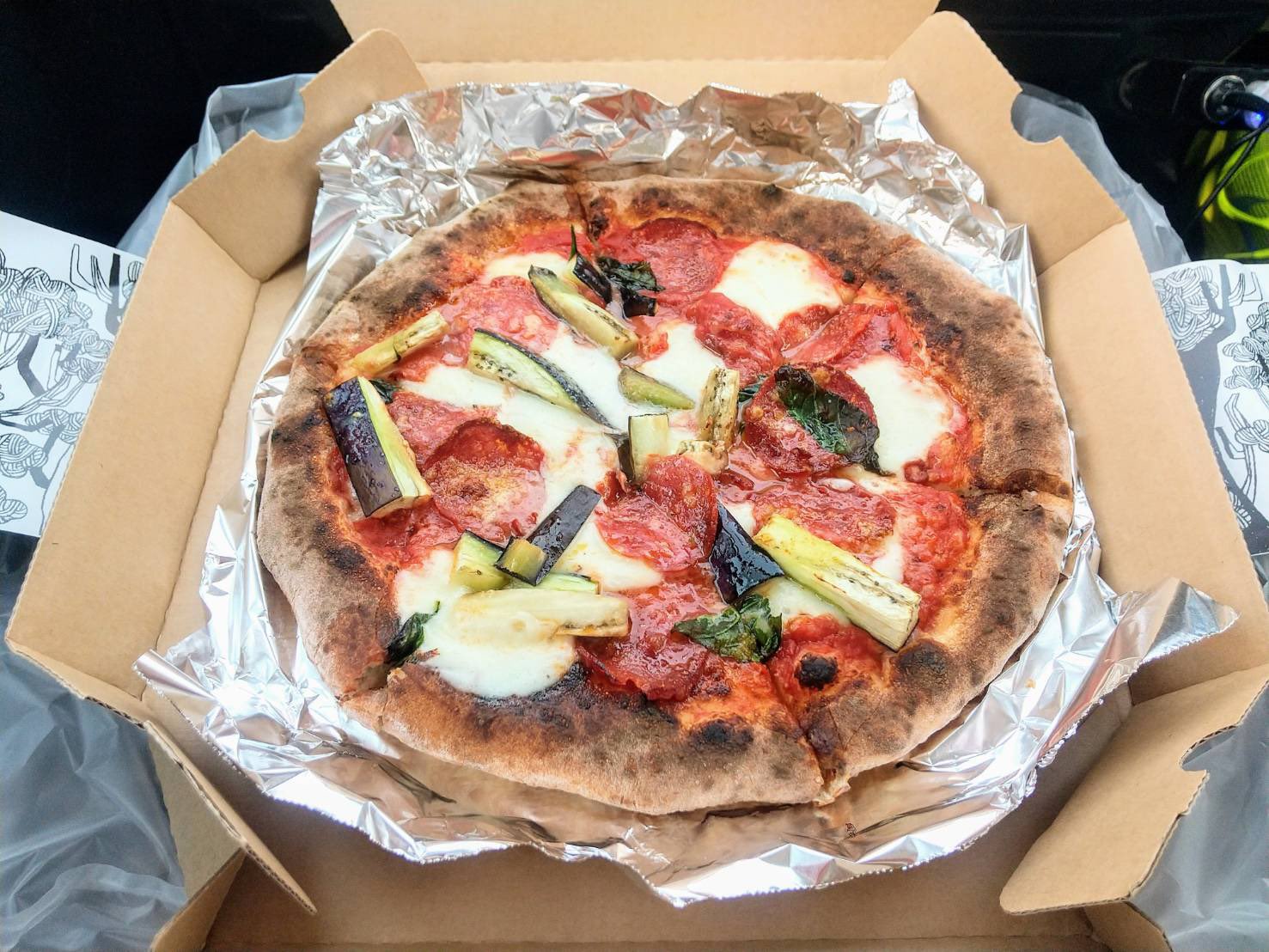 四日市市議会議員伊藤昌志 サタデーブレイク Brook Pizzeria 本日のランチピザはカラブレーゼ 唐辛子が効いてて美味しかった 向かいのモデラートさんの駐車場では ミニエシカルマーケットを開催していました 本日17時迄 ブルック モデラート