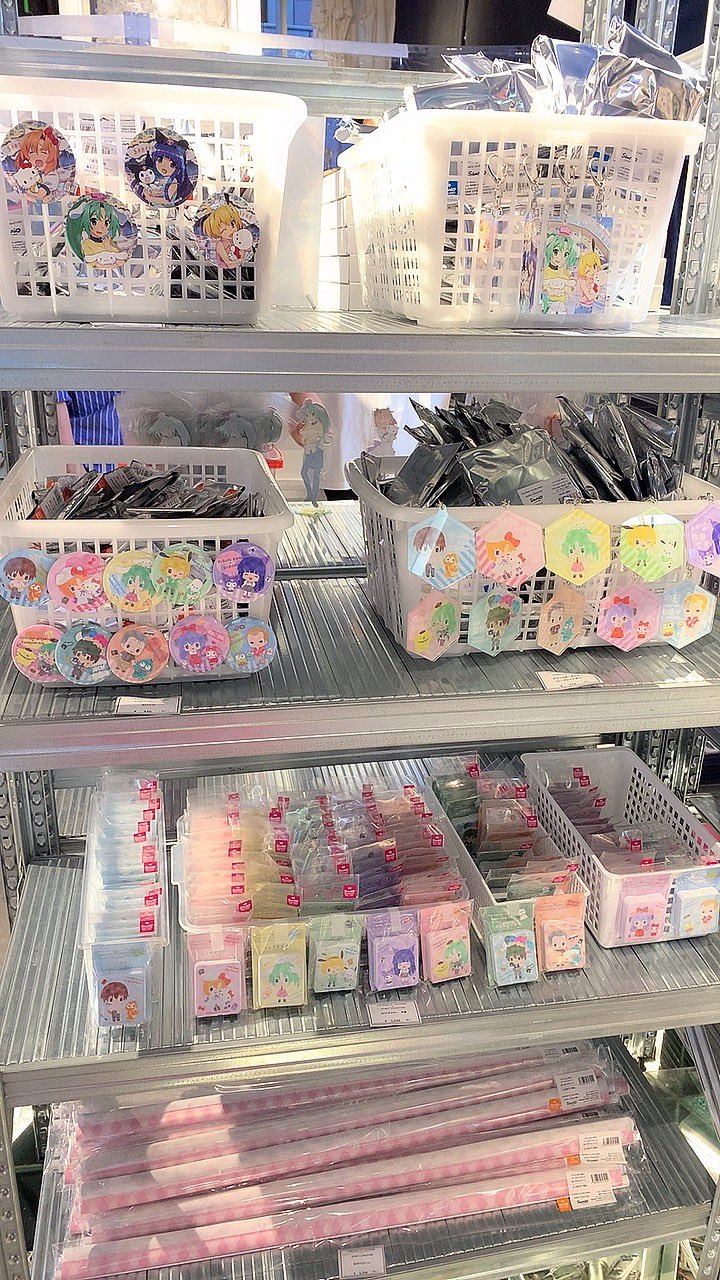 Tvアニメ ひぐらしのなく頃に卒 Dvd発売中 ひぐらしのなく頃に卒 サンリオキャラクターズ Premiumshopのコラボグッズ 缶バッチにアクリルキーホルダー モバイルバッテリーと可愛いが渋滞してます モバイルバッテリーは3種もあります