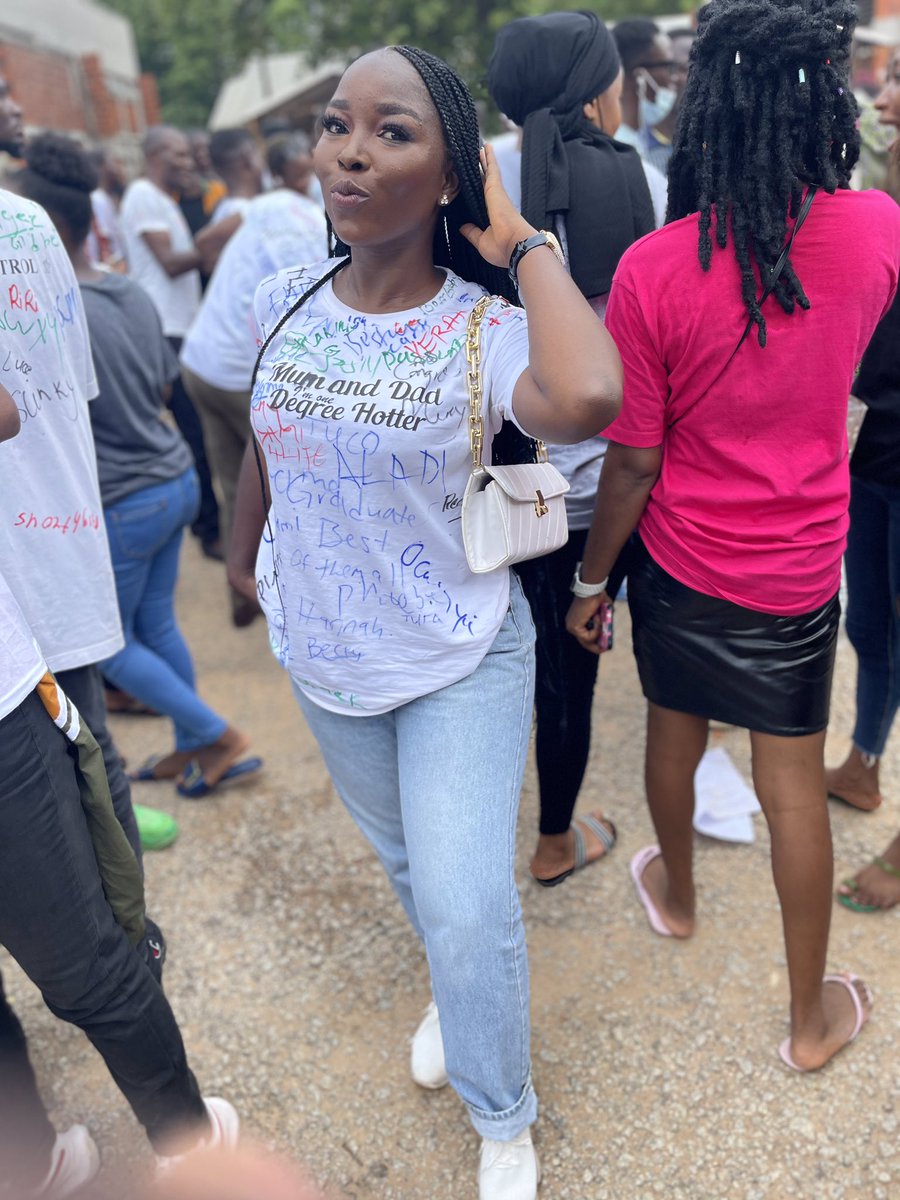 darmhymoore's tweet photo. 1 degree hotter👩‍🎓🥰🥺🎊🎉thank you lord🙏🏽🙏🏽 https://t.co/8VJpar0cEl