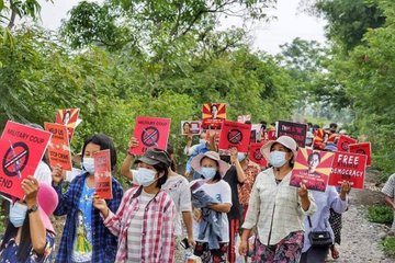 Protests started early in Myanmar today and continue to denounce the military junta and call for the return of democracy #WhatsHappeningInMyanmar
