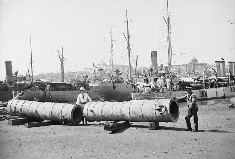#istanbulunfethi sırasında Fatih Sultan Mehmet Han hazretlerinin kullandığı toplar İngiliz askerleri tarafından Kasımpaşa'dan gemilere yüklenip İngiltere'ye gönderildi. Yıl : 1920 Fotoğrafçı : N/A #Fetih1453