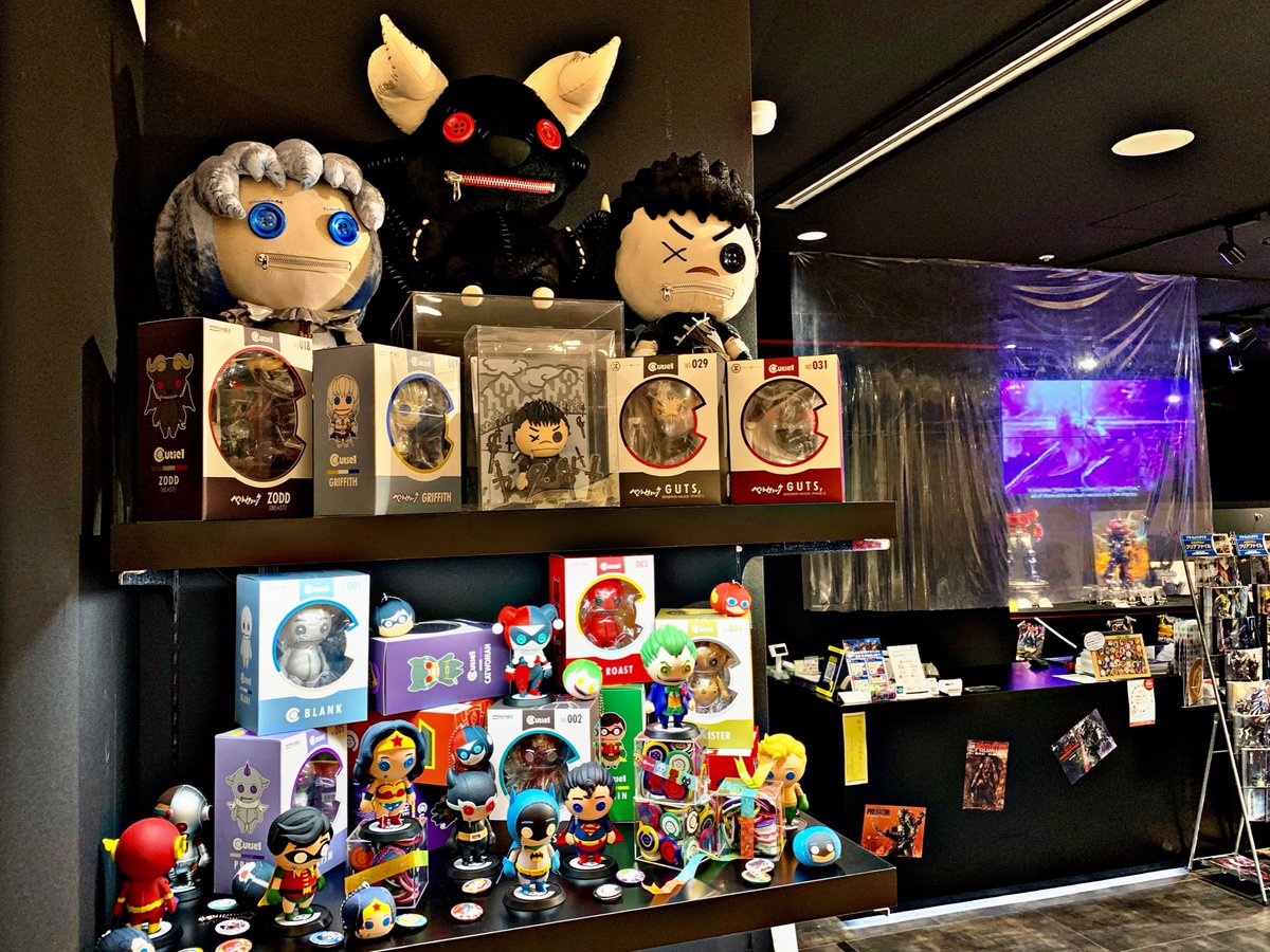 Prime1Studio's tweet photo. 【新宿ショップ情報】
#galleryshop の新ディスプレイ、かわいい😳と好評頂いているようです😎
店長と頑張った甲斐があるなぁ！！！
原宿ぶりの #ベルセルク ぬいぐるみ、缶バッジの入ったBOX、すみっこの #サイボーグ （を気に掛ける #フラッシュ ）が見どころですよ😙
#prime1studio #P1S_GS #Cutie1 https://t.co/3faIOe9t3k