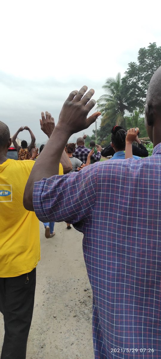 Happening now along Owerri-Orlu road in Imo State.

Passengers are being asked by soldiers of <a href="/HQNigerianArmy/">Nigerian Army</a> to get down and raise their hands before they cross the army checkpoint.