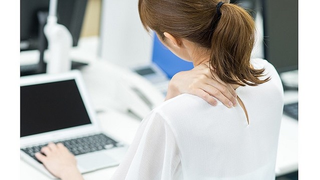 ついやりがち 首や指をポキポキ鳴らすのは体に悪影響 専門家が解説 指は 将来的に変形 性関節症を発症するリスクがあるという 首 頸椎 は正しい教育や資格がないと 急に動かすことで危険な場合があるそう