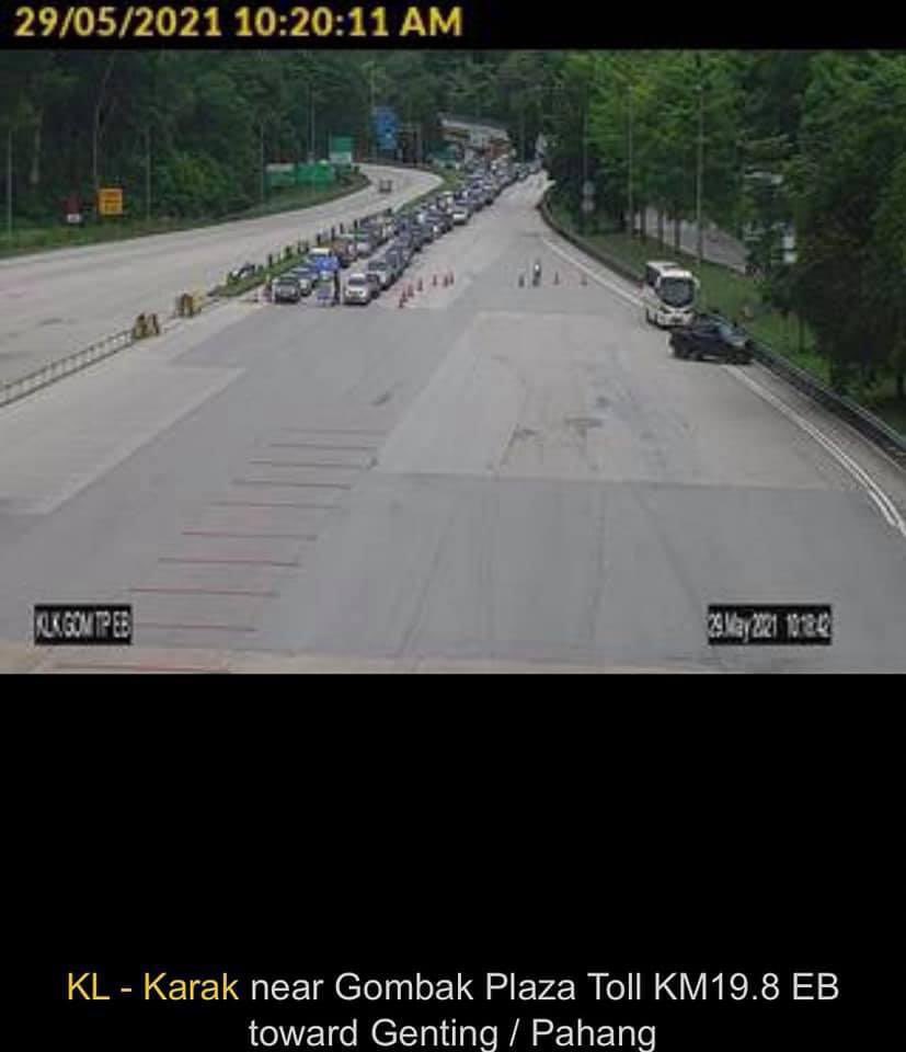 DGHisham's tweet photo. Pergerakan besar-besaran masih berlaku walaupun larangan merentas daerah &amp; negeri telah dikeluarkan

Membawa jangkitan wabak dari satu kawasan ke satu kawasan lain tidak akan membantu dlm usaha kita utk membendung COVID19

Duduklah di rumah &amp; hanya keluar jika ada urusan penting https://t.co/ZDdMmhFEVs