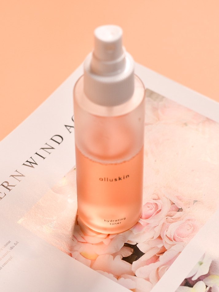 draenskincare's tweet photo. Roses are red,
Violets are blue,
Sugar is sweet,
So are you.
Even sweeter if you’re using our hydrating toner to hydrate your skin 🥰
Something special is coming tomorrow. Something related to our previous reel, “Level-up Your Hydration Game”. 😉
#alluskin #hydrationisbasic https://t.co/v3m4SnIgbY