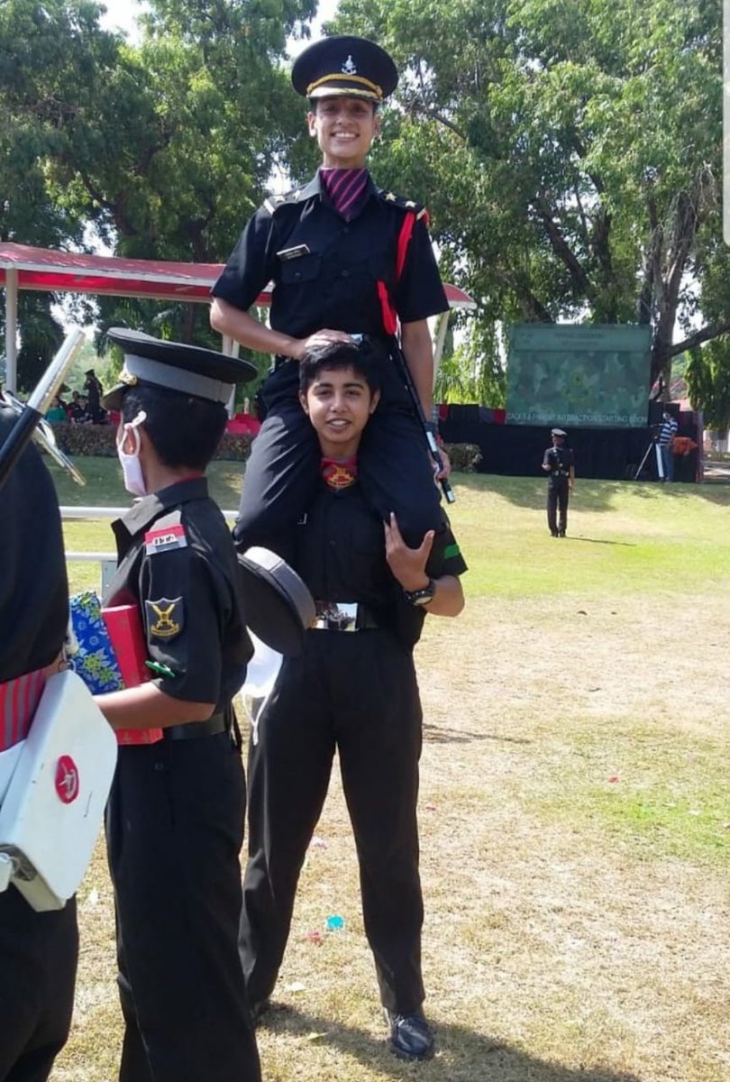 MeghUpdates's tweet photo. 2018: Major Vibhuti Shankar Dhoundiyal &amp; Nitika Kaul got Married

2019: Major VS Dhoundiyal attained VEERGATI in Pulwama attack

His wife Nitika Kaul decided to Honour his Husband &amp; Serve Country

2020: She cleared Exams

TODAY 2021: Nitika Kaul Dhoundiyal joined Indian Army
🙏🇮🇳 https://t.co/K7jOCQWqIj