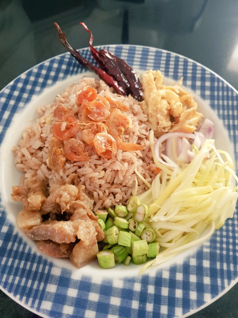 JanuaryGirl7's tweet photo. บังเอิญมาก วันนี้ที่บ้านซื้อมาให้กินพอดี เป๊ะมาก 
 ไม่ได้ทำเองนะ แหะแหะ 
 #ข้าวคลุกกะปิchallenge #เป๊กผลิตโชค #peckpalitchoke https://t.co/eDh92Q9BRf