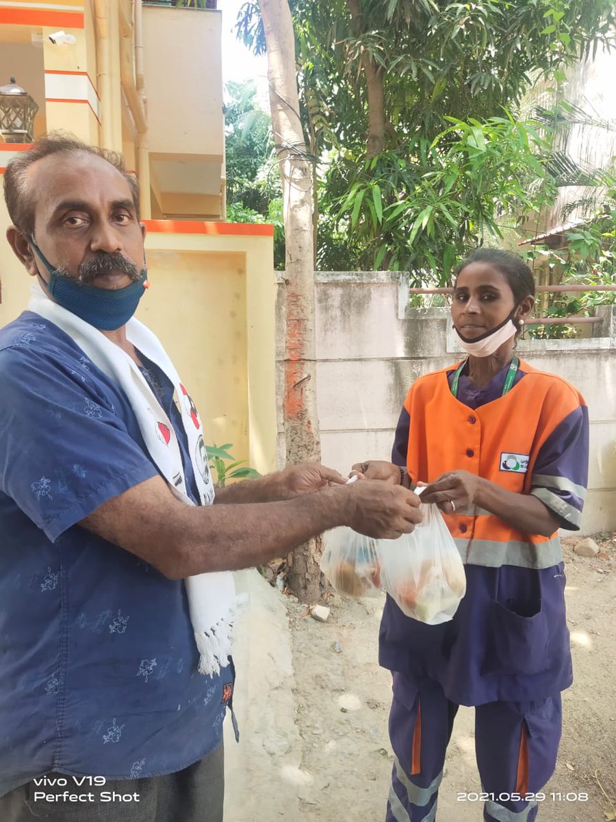 KH_CKMurugan's tweet photo. இன்று சேப்பாக்கம்- திருவல்லிக்கேணி 
ந.செயலாளர் திரு.அப்சரா ஐயப்பன்அவர்கள்  வாழ்வாதாரம் பாதிக்க���்பட்ட முன்கள பணியாளர்களுக்கு உணவு வழங்கினார். @ikamalhaasan
@MouryaMNM
@KirubakaranMCA https://t.co/x4aHIj75wb