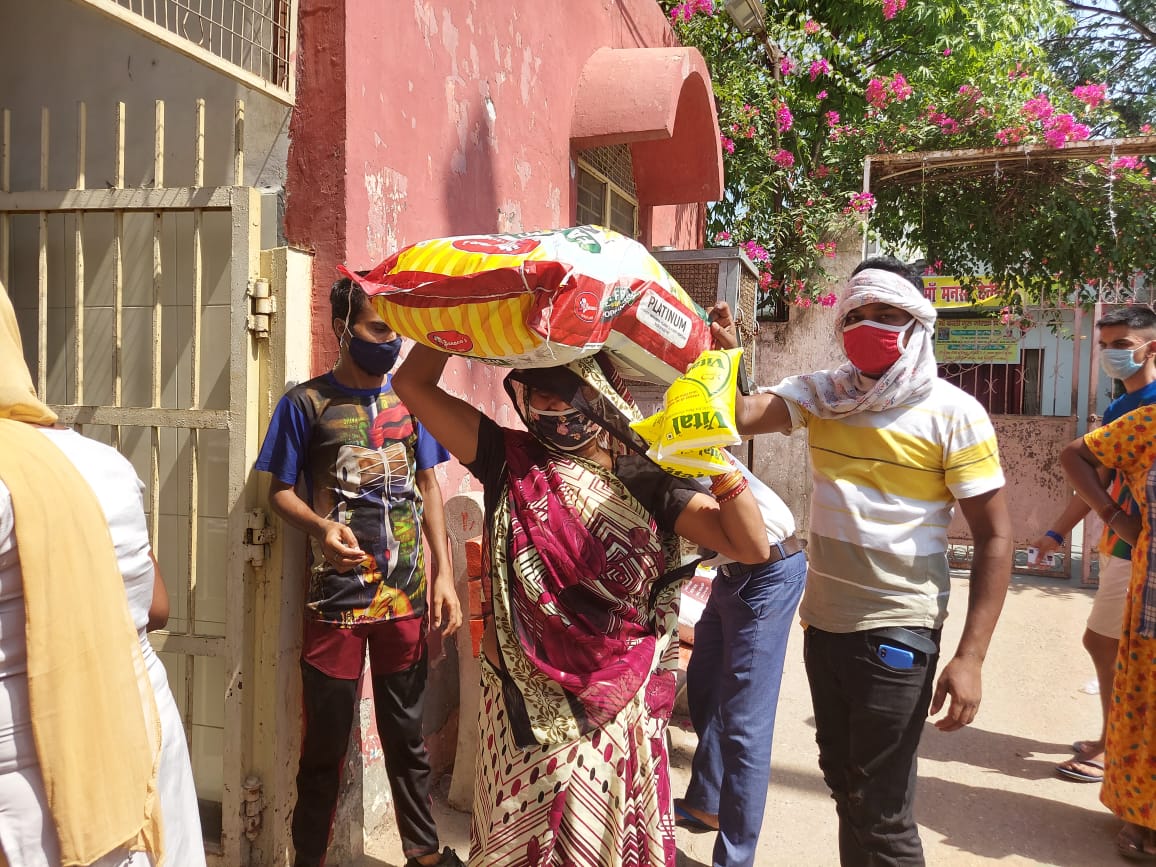 maitriindia's tweet photo. We are extremely grateful to Delhi Police and  SHO, RK Puram Sector 12, for their support to Maitri for the
distribution of dry rations in communities of Sonia Ekta Camp. Thank you

@CPDelhi @RkpuramP  @dcp_southwest 
@DCPSouthDelhi @winniesingh0407 https://t.co/0ktuPoXI4r