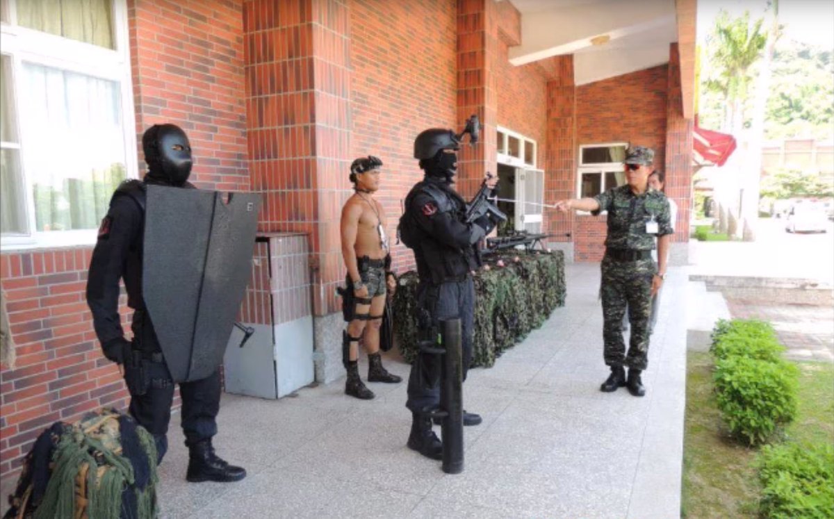 Lets play a game;
Identify the true soldier in this picture.

在这张照片中找出真正的士兵.

<a href="/Armypunish/">newbeginning</a> 
<a href="/beachboy_hk/">~Beach Boy~</a> 
<a href="/CommanderJoe1/">Commander Joe</a>