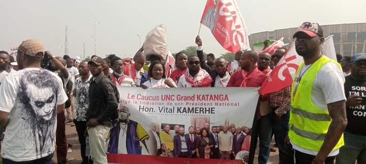 Tshiband_henri's tweet photo. Pourquoi dispersé une marche pacifique ? Pourquoi humilié les partenaires politique ? @VitalKamerhe1 @BillyKambale1 @HTsundu @BMubonzi @nlandumagloire1 @KamusakyJossar1 @franck_tag https://t.co/fX8CnWEAke