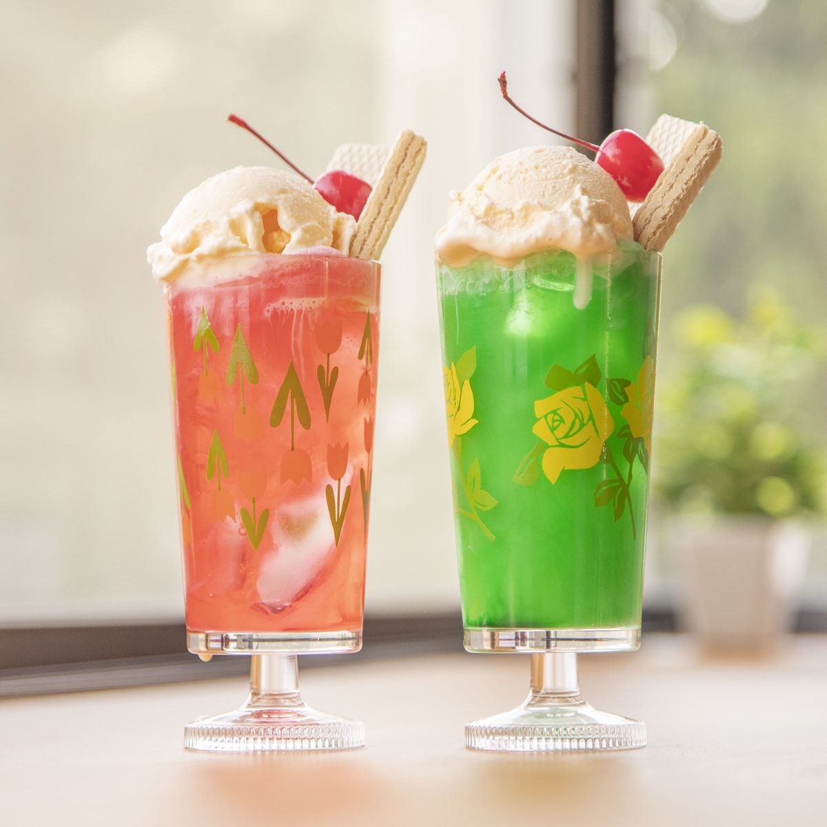 そのメロンソーダ、 アデリアレトロのグラスで、 クリームソーダに