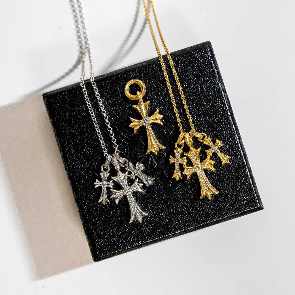 dj_yuji_1124's tweet image. やっと22kのタイニーダイヤパヴェ買ってゴールドとシルバーの三連が揃ったぜ🤞🏻✨
うれしいぃぃぃい😎
来月末の請求こわいぃぃぃい😩
・
#chromehearts
#tinycross instagr.am/p/CPcluH3LmXn/