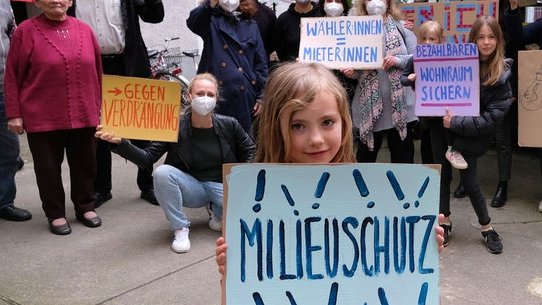 Wir sind die Hausgemeinschaft Schönhauser Allee 135&amp;135a. Viele von uns wohnen hier seit 10, 20 und 30 Jahren. Unser Haus wurde verkauft!  Politiker helft uns!!! Mieter_innen sind Wähler_innen!