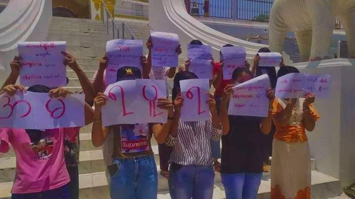 Education under the brainless government will only does harm to us, opposing the military slavery education by students from Amarapura, Mandalay.
#WhatsHappeningInMyanmar 
#May29Coup 
#GlobalArmsEmbargo