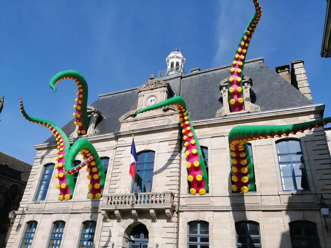 LaVolumerie's tweet photo. Il se passe de chouettes choses du côté de l'hôtel de Ville de @VilledeStBrieuc 🐙 @FestivalArtRock
Artistes : Luke Egan &amp; Pete Hamilton (Designs in air) 
#arturbain #saintbrieuc #architecture https://t.co/ZhYyyip8t1