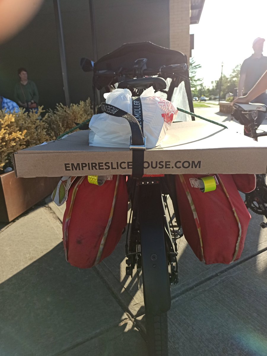 carlitecarfangs's tweet image. Commuting home from work, setting up for the weekend with stops by @VHBeer and @EmpireSliceOKC.

@ACOGOK #BikeMonth Scavenger Hunt:
☑ Fix-It Station
☑ Bike Rack

#BikeCentralOK
#BikeLocalShopLocal
