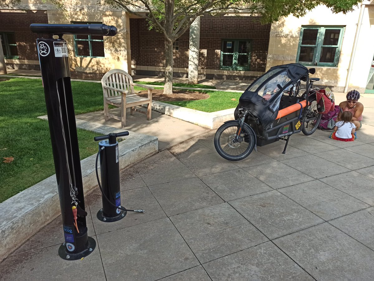 carlitecarfangs's tweet image. Commuting home from work, setting up for the weekend with stops by @VHBeer and @EmpireSliceOKC.

@ACOGOK #BikeMonth Scavenger Hunt:
☑ Fix-It Station
☑ Bike Rack

#BikeCentralOK
#BikeLocalShopLocal