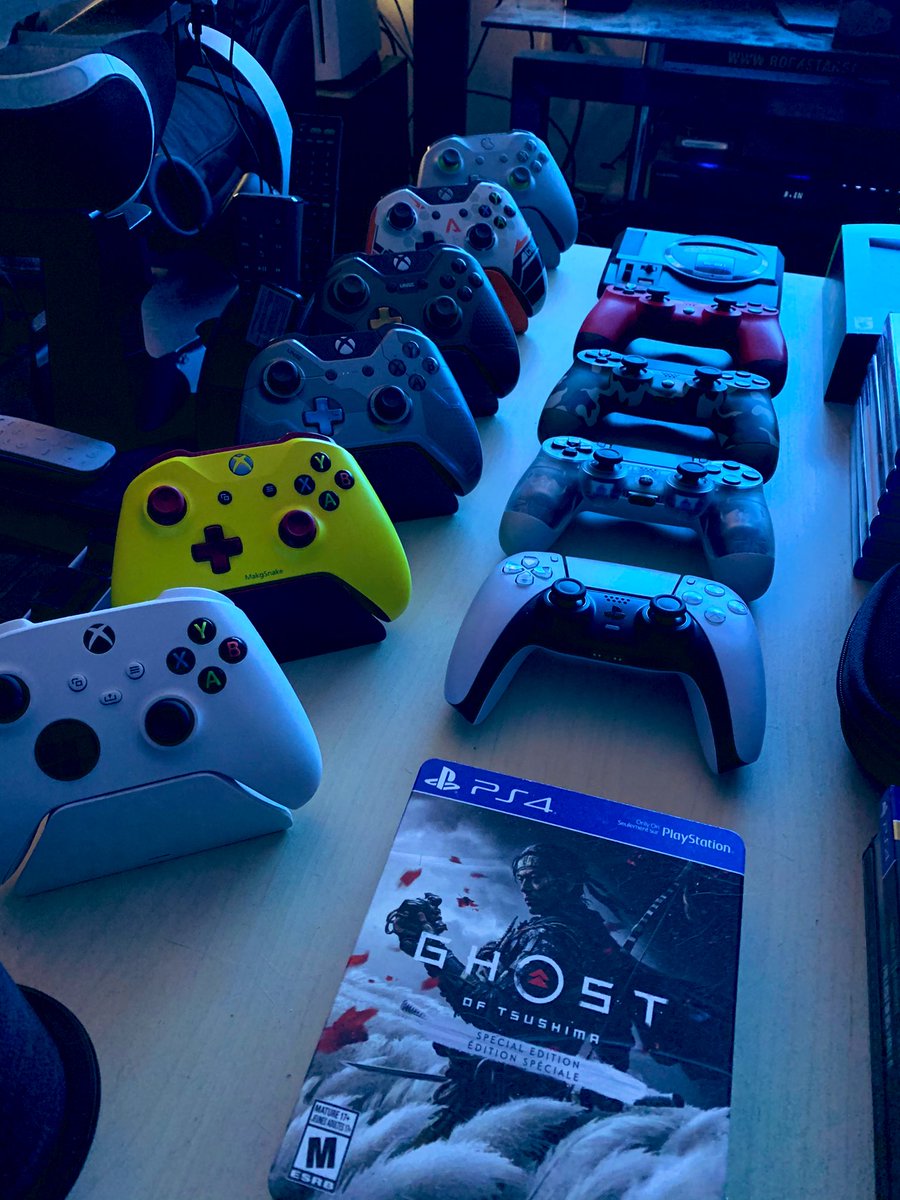 MakgSnake's tweet photo. I honestly have a problem with owning controllers. I just want all of them. I switch these on regular basis. Saturday is white. Sunday is yellow. Monday is grey. Tuesday is Halo. Wednesday is Titan Fall. Thursday is Grey. And Friday is Elite Xbox! #Collector #ControllerFreak https://t.co/vaNOcsYd1l