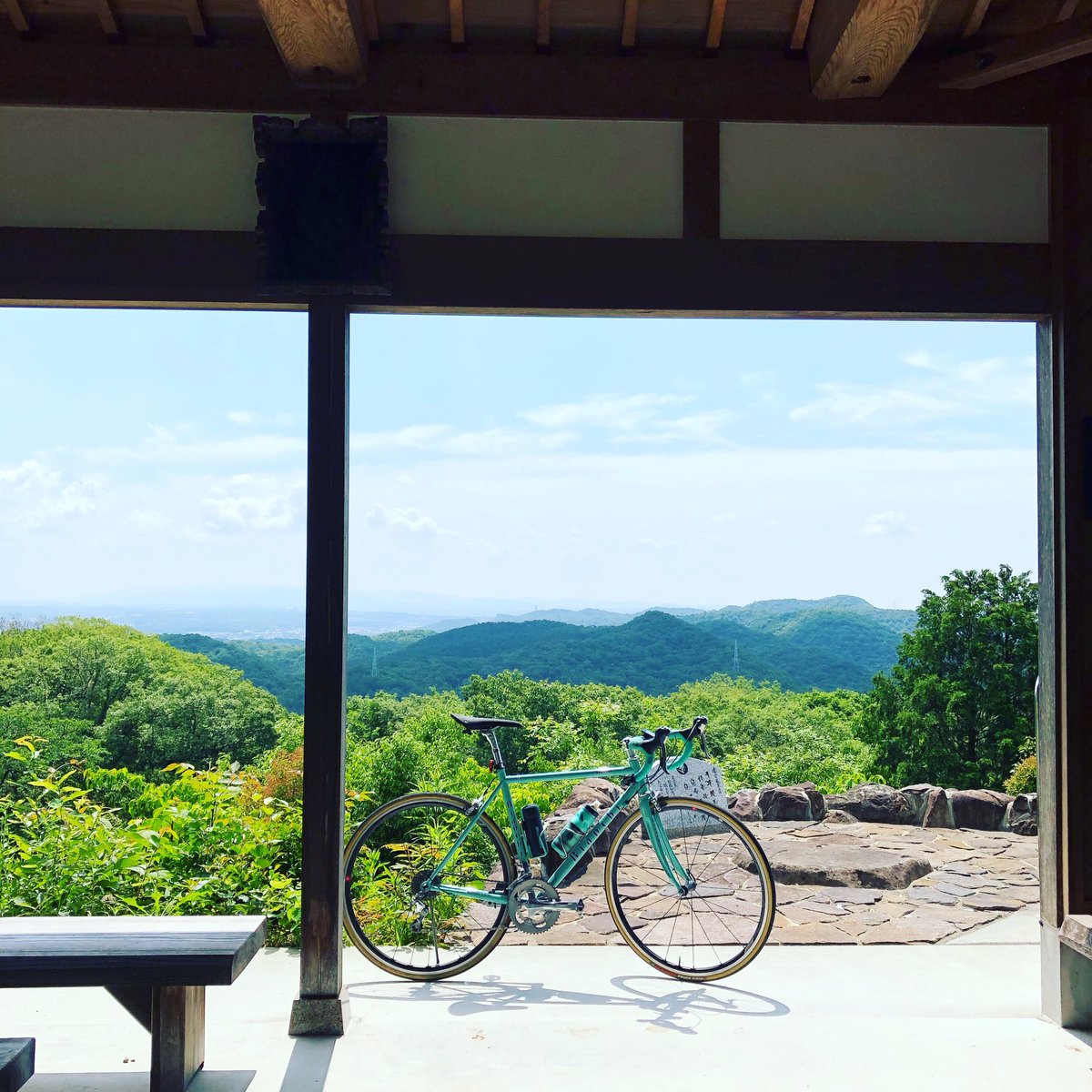 arigatuo03's tweet photo. 加西市周遍寺の展望台。遠くに明石海峡大橋も望めます。
ちなみに・・道中は平均斜度11%、Max20%近くの坂好きにはたまらないプチヒルクライムが楽しめます😅
#ビアンキ #bianchi #チェレステ #ロードバイク #roadbike #周遍寺 #加西市 #kasai #hyogo #japan https://t.co/XeDN0CqHJp