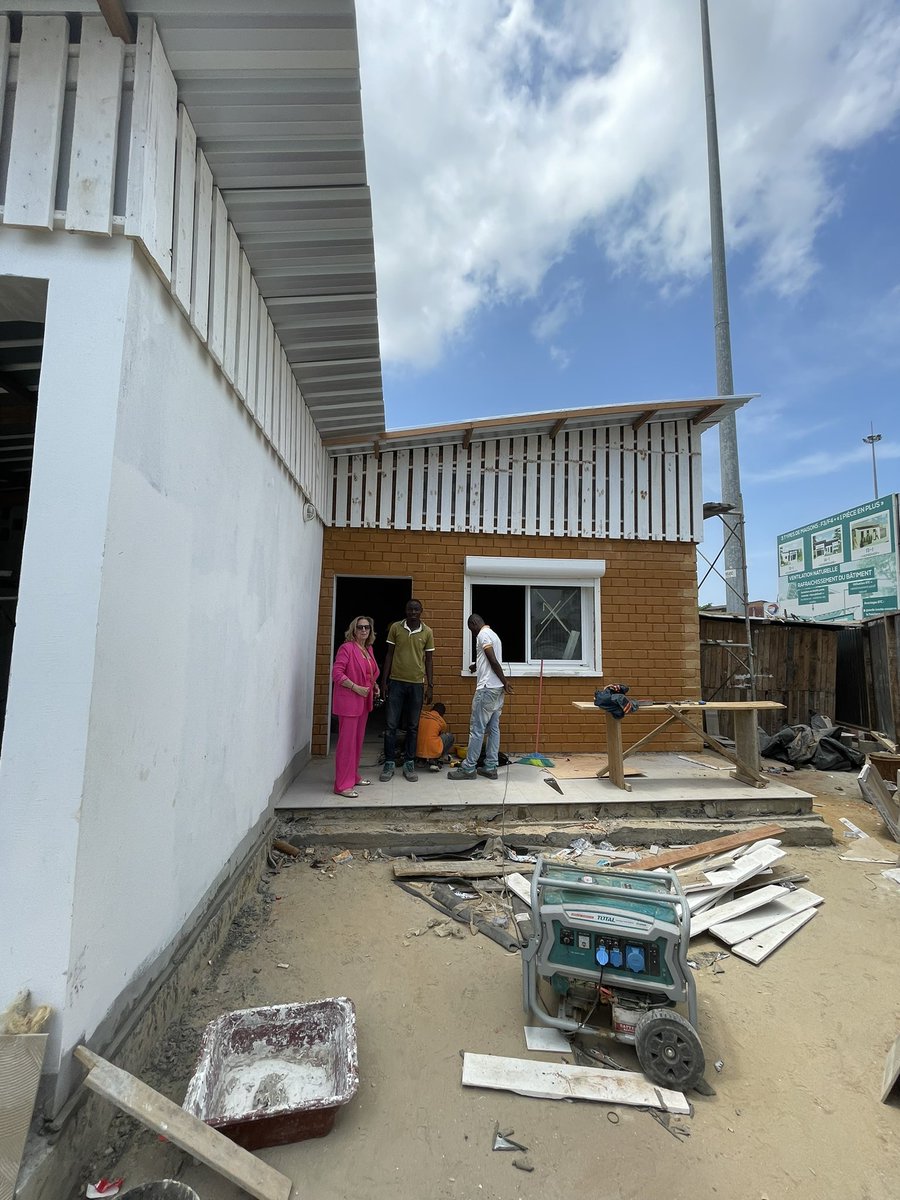 R20Paris's tweet photo. Visite du site pilote #LIVES2. Très heureuse de voir que ce beau partenariat de compétence finance grâce à un FASEP prend forme 👷🏿👷🏻♀️🏠 La maison abordable est durable arrive 🔋 https://t.co/CcDk7W1oBT