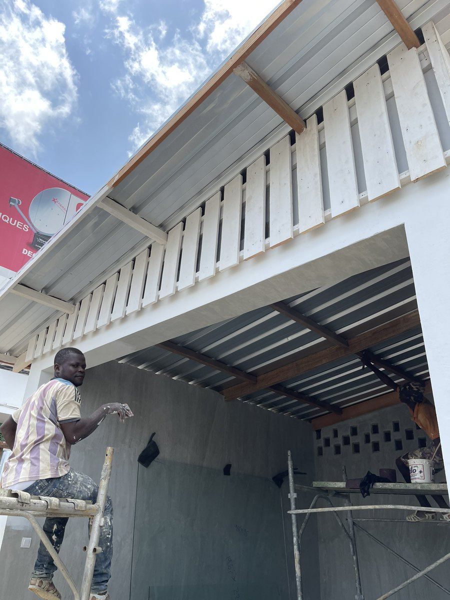 R20Paris's tweet photo. Visite du site pilote #LIVES2. Très heureuse de voir que ce beau partenariat de compétence finance grâce à un FASEP prend forme 👷🏿👷🏻♀️🏠 La maison abordable est durable arrive 🔋 https://t.co/CcDk7W1oBT