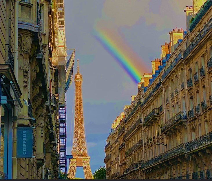 Happy and colored sky with this spectacular rainbow 🌈 to celebrate life, end of pandemic &amp; reopening. #Paris #rainbow #HappySaturday #HappyWeekend 

#GoodMorningWorld #goodmorningparis
#BonjourParis