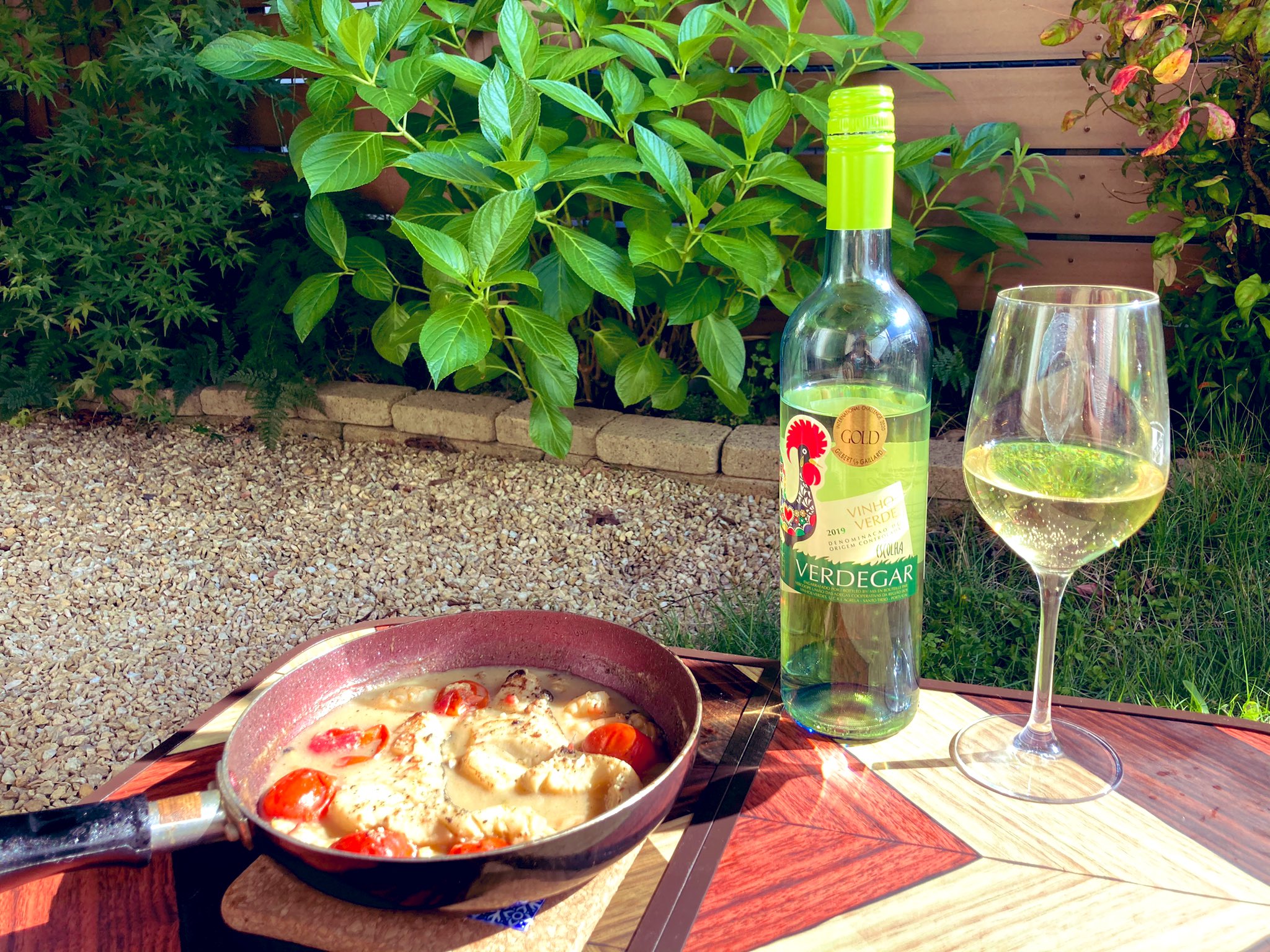 Amot ワイン勉強応援 キャンプワイン タラのアクアパッツァ ポルトガル ヴィーニョヴェルデと一緒に爽やかな潮風を感じながら キャンプ飯 Amp キャンプワインのペアリングはいくらでも広がりそうです キャンプ飯 料理男子 ワイン