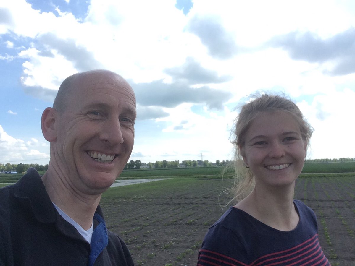 Niels_Eriks's tweet photo. Samen met @l_verweel naar de kunsten van @DubexBV kijken. #bieten #spuiten #DBL+ #ballans #lageboomhoogte https://t.co/w1L5ssmwMM