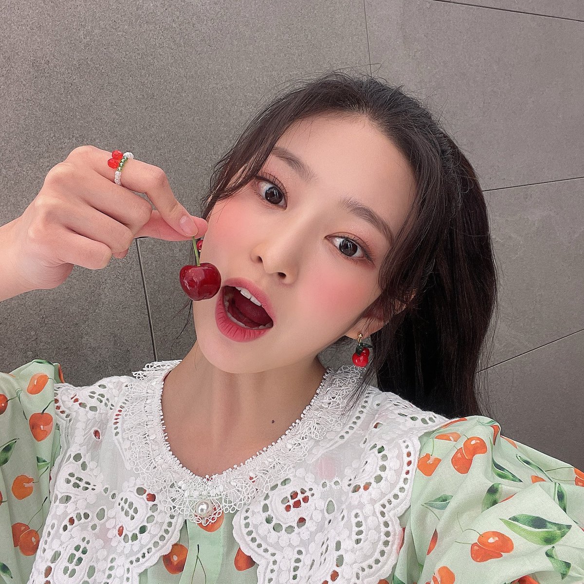 [#김민주📸]

기운 싹 ‘체리’게 하는
풀네임 🍒김 체리 프린세스 요정 민주🍒
바라만 봐도 행복해지는 상큼함에
비타민 충전 205% 하고 갑니다🥰

#민주 #KimMinJu #쇼음악중심