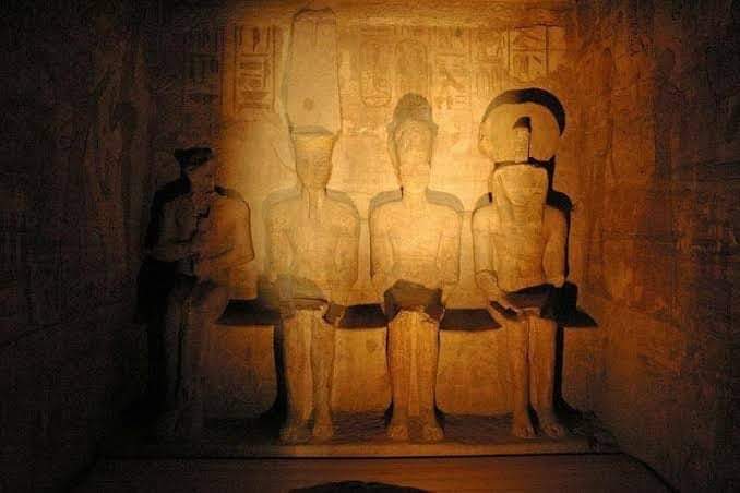 knovhov's tweet photo. Every year, spectacular sight of the sun’s rays illuminating into a dark chamber and shining its light on king ramsis face once on his birthday and once on the day he got to the throne.
.
#Ramsis #history #news #architecture #astronomy #astrology
.
Follow #knovhov⚡ https://t.co/9crLv5K26i