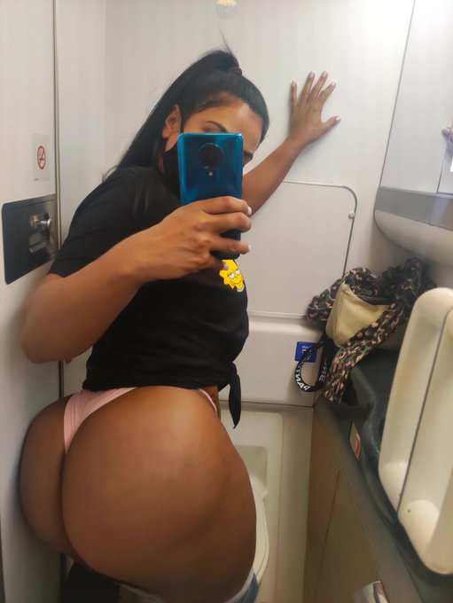 Tirei está foto no banheiro do avião estou aqui em Dubai?? https://t.co/xlmE2GG7SL