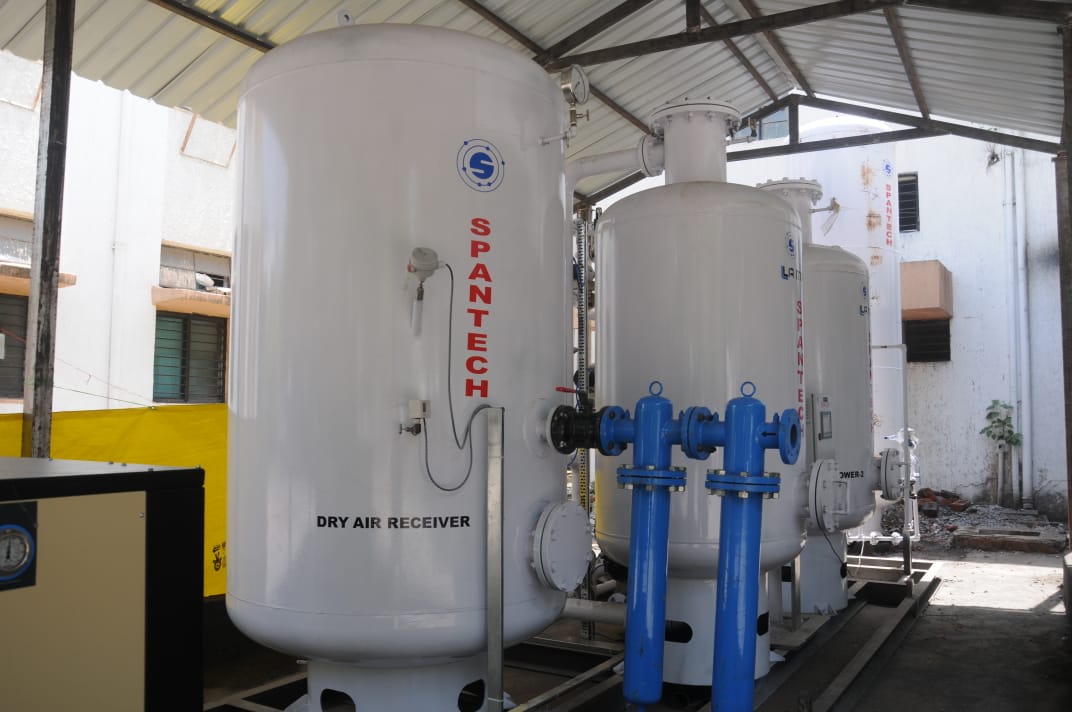 आहे, या प्रकल्पाच्या माध्यमातून जिल्ह्याने ऑक्सिजन स्वयंपूर्णतेकडे पाऊल टाकले आहे.
जिल्हा सामान्य रुग्णालय येथे उभारण्यात आलेल्या ऑक्सिजन जनरेशन प्लांटमुळे रुग्णालयाची ऑक्सिजन क्षमता १० केएलने वाढणार आहे. तसेच जिल्हा सामान्य रुग्णालयाची अंतर्गत ऑक्सिजनची क्षमता २० केएलची होती.