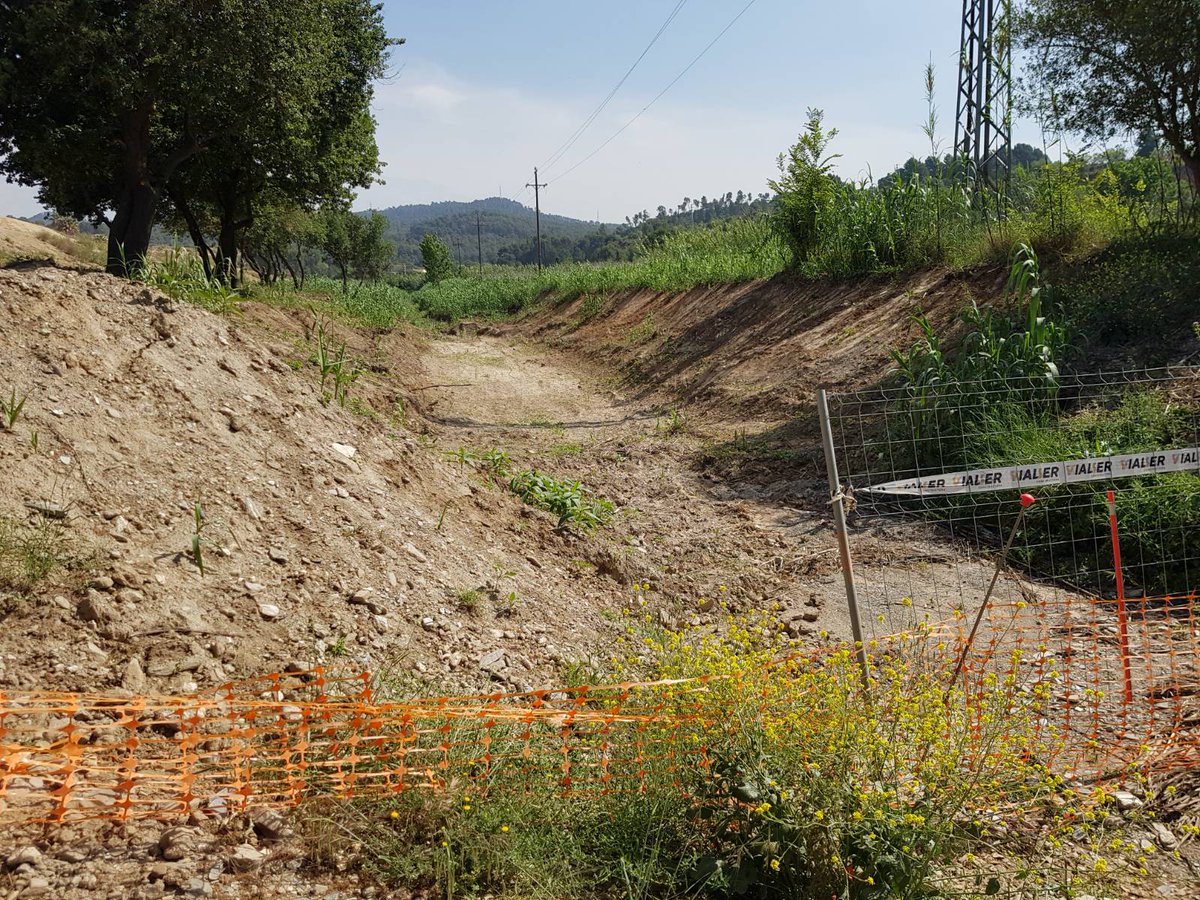 MAmbient_Molins's tweet photo. ⚠️Quan les faraòniques naus ja estan gairebé acabades, la Riera de Vallvidrera (el primer que van destruir a Les Llicorelles), segueix totalment abandonada. Les prioritats de Goodman, l'@AjMolinsdeRei i @parcncollserola són ben clares: ciment i camions abans que natura i vida. https://t.co/jVBqCaTZ9j