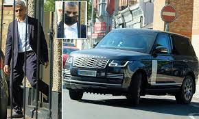 daveatherton's tweet photo. Here is @SadiqKhan's £300,000 chauffeur driven Range Rover. 5 litres and armour plated, we can all eat cake. https://t.co/HAXzlWWeAb