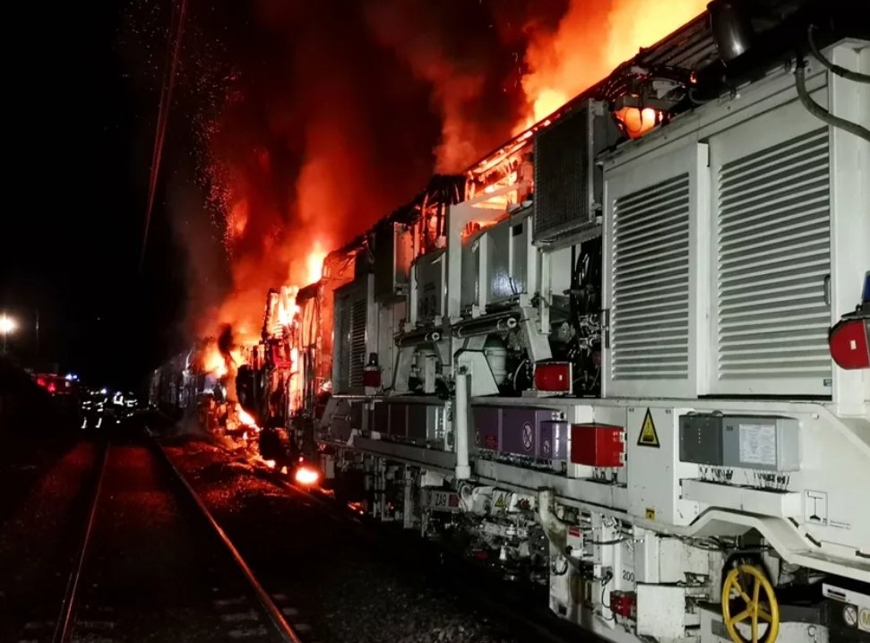 Spectaculaire incendie hier vers 21h30 sur un "train de travaux suite rapide" lors de son acheminement entre Brive et Limoges.
Incendie maîtrisé par les pompiers. Les trains commerciaux circulent ce matin. Reste à évacuer le train incendié et réparer l'infrastructure <a href="/SNCFReseau/">SNCF Réseau</a>