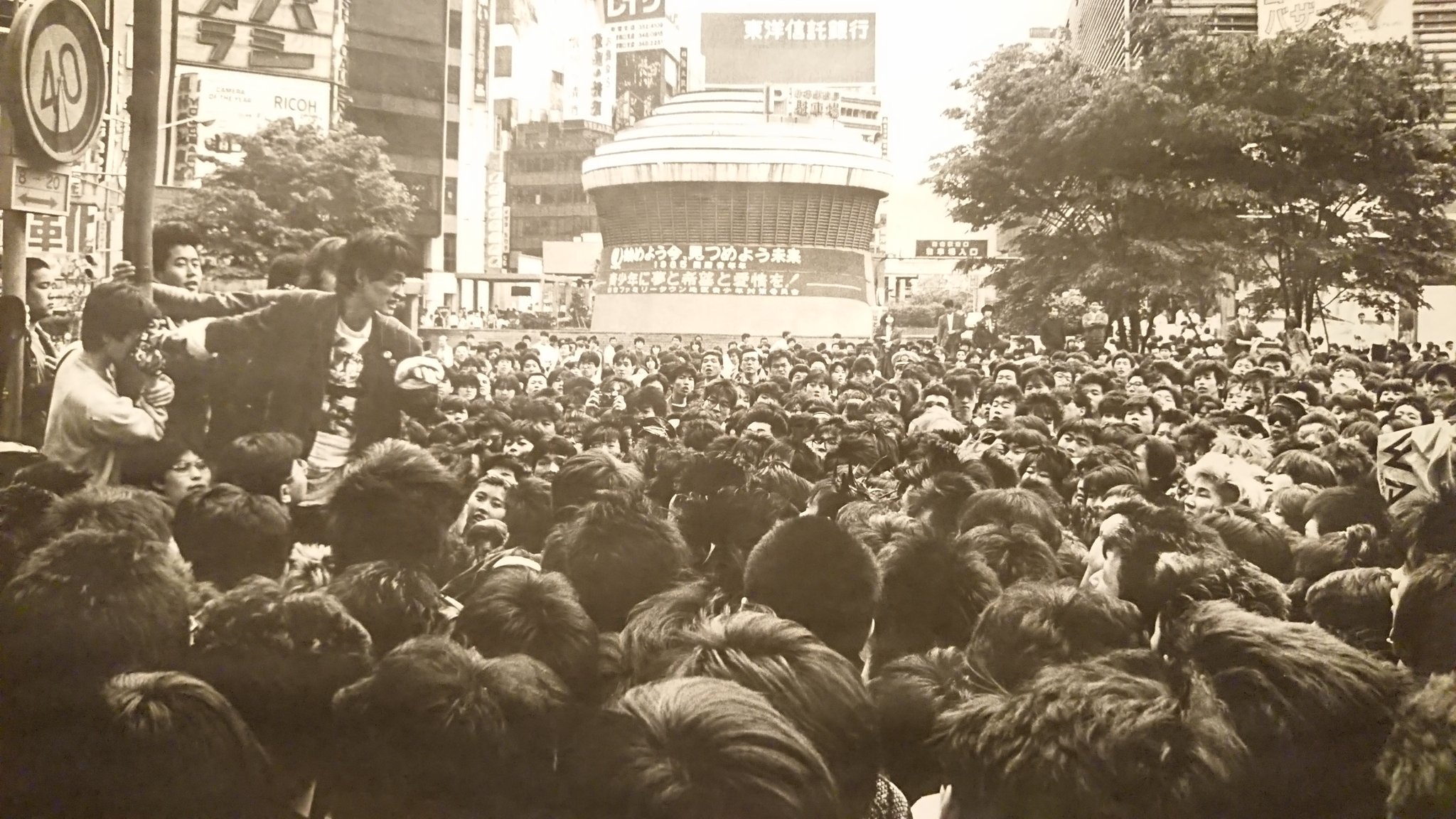 Twitter 上的 吉村智樹 ライター 日本のパンクシーンを撮り続けた佐藤ジンさんの写真展に来ています ラフィン ノーズがソノシートをばらまくと聞いて新宿アルタ前にこんなにパンクスが集まった現象をいまどう説明したらいいんだろ T Co Sefncnogs9 Twitter