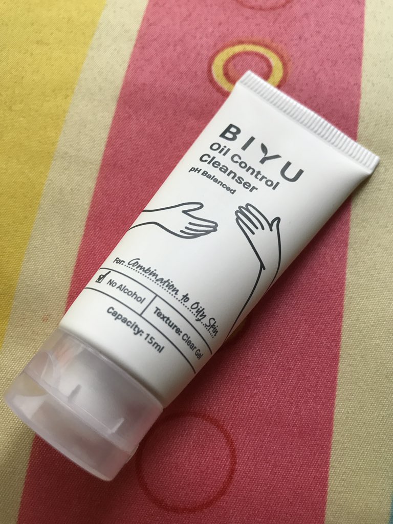 Siapa di sini yang kalau cuci muka belum keluar busa tuh belum lega? 😂

Setelah semingguan aku pakai ini, kayanya sih aku bakal melanjutkan untuk beli yang ukuran besar alias kok nyaman banget di kulitku

Yang bikin seneng dia teksturnya gel dan tetep ada busanya, gak over jg