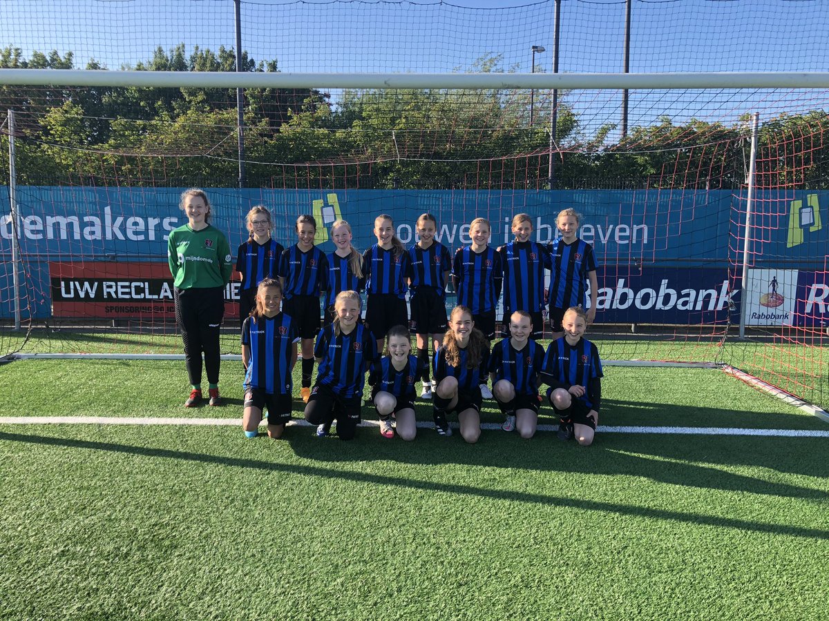 Vanochtend laatste wedstrijd van dit seizoen met <a href="/OJCROSMALEN/">OJC ROSMALEN</a> MO13-2 gespeeld. We bleven ongeslagen in de competitie en speelden vele leerzame interne oefenduels. Drie dames maken de stap naar de MO15 en met de overige meiden gaan we vanaf volgende week verder als nieuwe MO13-1.