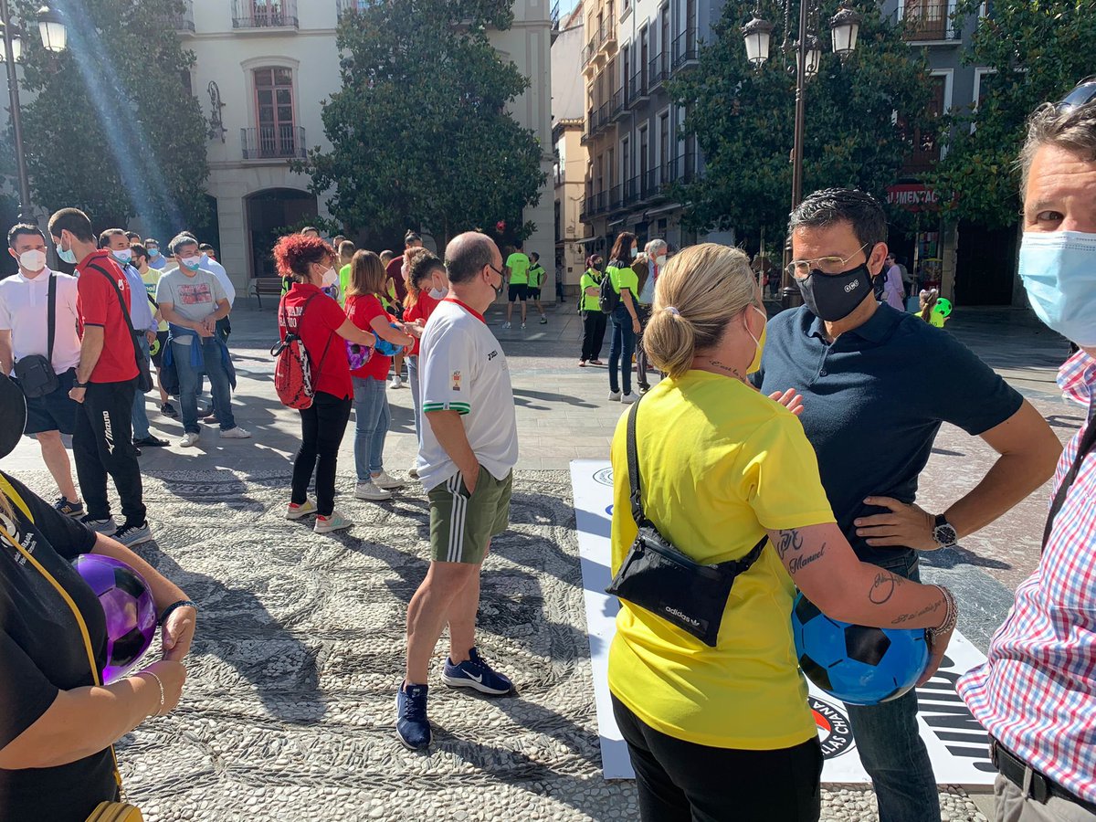 PacoCuenca's tweet photo. Familias y clubes del deporte base en #Granada se manifiestan porque se sienten abandonados por un gobierno del PP que no entiende la labor social que hacen estos equipos en nuestros barrios. Un suma y sigue intolerable. https://t.co/NiakCq5E7m