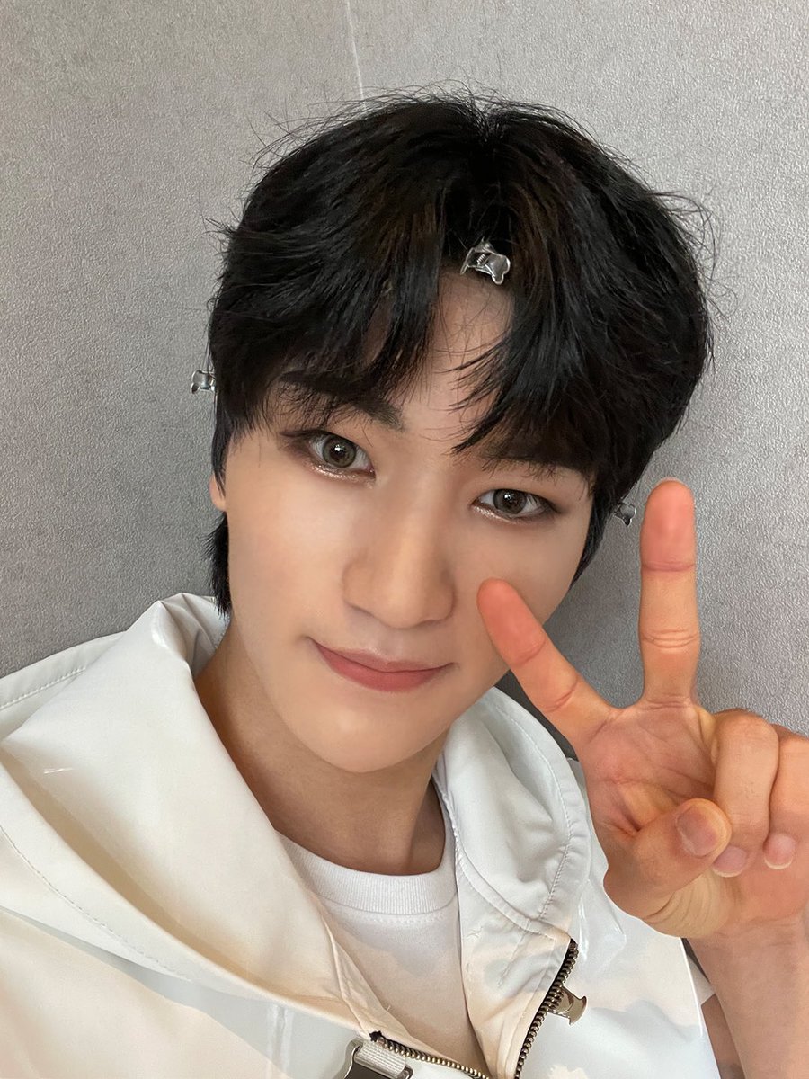 [📷][#BLITZERS]
[#LUTAN_RAID]
탄이는 오늘도 브이~~✌✌
Tan is doing V today too.~✌✌

#블리처스 #LUTAN #루탄