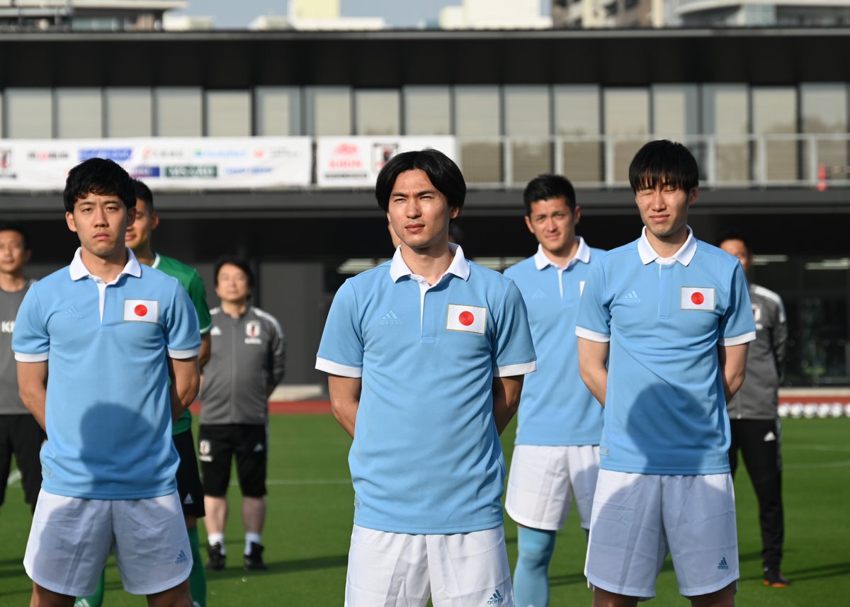 朝日新聞サッカー担当 V Twitter 日本代表100周年記念ユニホーム 南野拓実 選手らは西日で少しまぶしそうに撮影に臨んでいました 哉